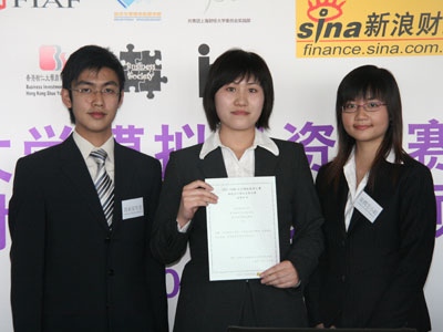 图文：黄承安和麦润芝向北京高校颁发证书（5）