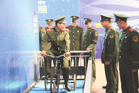 逛科技馆购图书 南宁市民兴起过“文化年”(图)