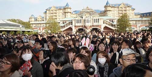 东京迪斯尼乐园重开 1万多名游客排长队(组图)