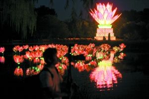 北京:“中华和谐灯”点亮圆明园荷花节(图)