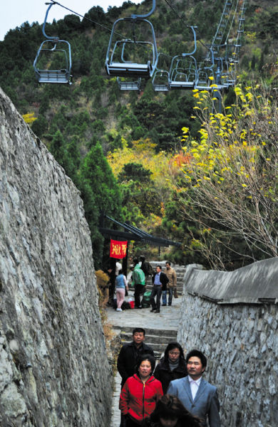 北京:香山缆车因大风骤停 300名游客悬空(图)