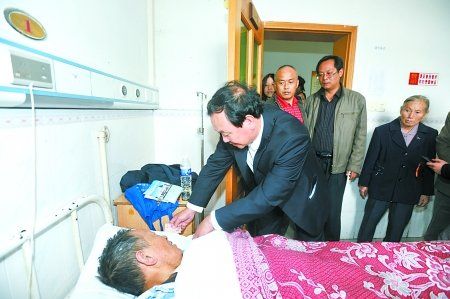 19名游客凤凰遭围殴 副县长来渝向伤者道歉(图)