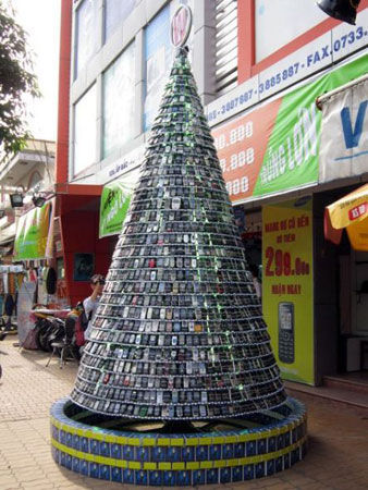 越南:2500部报废手机打造的圣诞树(图)