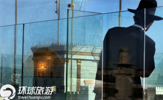 金色的圆顶反射在老城的玻璃上。 走进耶路撒冷:城墙里的世界(组图)
