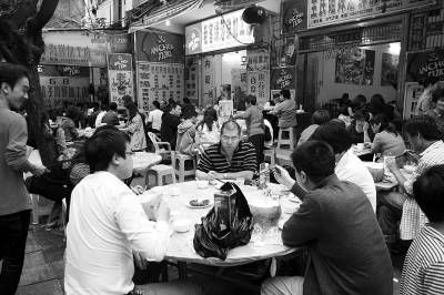 网上传游客在三亚湾吃海鲜被宰,不少游客很担心。节后到三亚旅游的客人,很多都不敢在三亚湾一带吃海鲜了。 孙清/CFP 三亚的出路:由地产经济转向服务经济