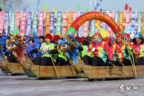 比肩前行。东北网记者 孙晓锐 摄 中国伊春首届“冰雪龙舟赛”火热开赛