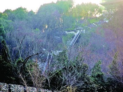依山而建的自动扶梯。梅建明 摄 南京:古典景区建自动扶梯 游客褒贬不一