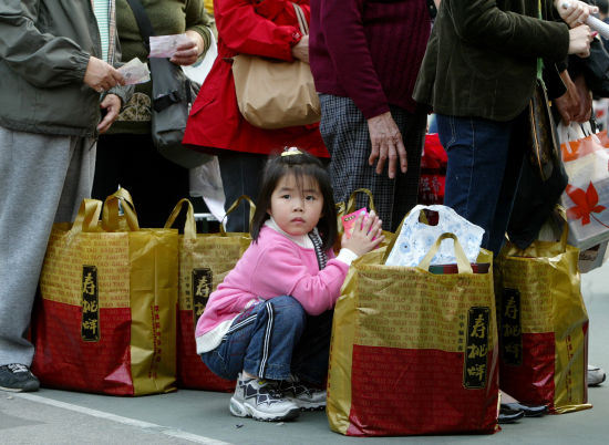 内地游客在香港抢购食品。(图片来源:路透)