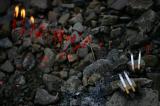 图文：祭拜遇难者的香烟和蜡烛