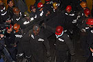 救援人员抬着被困矿工升井
