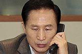 韩国总统李明博通过电话听取汇报
