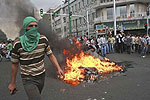 穆萨维支持者在街头焚烧杂物泄愤