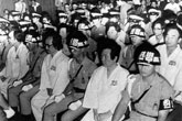 1980年金大中坐在宪兵队官员旁边
