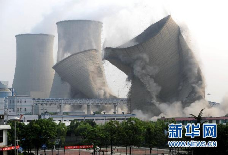 9月16日，冷却塔爆破后开始倒塌。新华社记者 徐昱 摄 