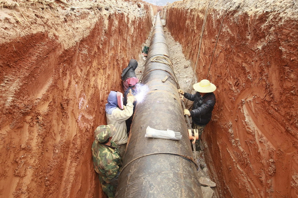 工人在云南省红河哈尼族彝族自治州泸西县建设提水增蓄工程