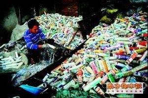 处理废旧塑料工序简单，利润可观，文安县近一半乡镇主要从事这一行业。 
