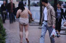 中年女子当众脱衣全身赤裸漫步街头