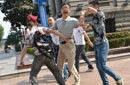 武汉男子街头遭绑架 记者拍照迫使绑匪放人