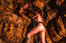 英国洞穴探险者为慈善日历拍裸照
