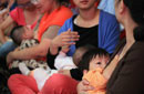 上海20多位母亲地铁站席地而坐集体喂奶