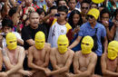 菲律宾大学生戴面具全裸抗议美国电影