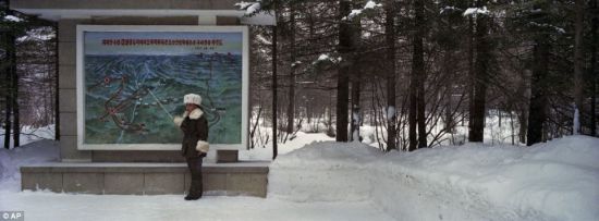 A Korea female soldier that holds the position of a tourist guide stands before the map, explain among them an area. Allegedly that is the one place camping ground below long Bai Shan, late leader Jin Richeng is in Korea in those days when aggressor of beat back Japan, ever was over there camp. 