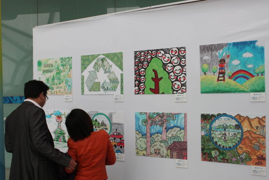 植树节主题画展吸引了水立方游客的关注