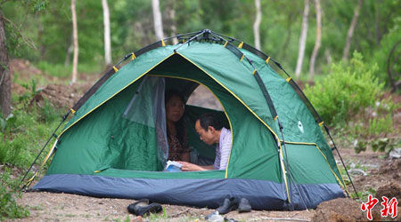 高清图：家长在考场外搭帐篷“陪考”。