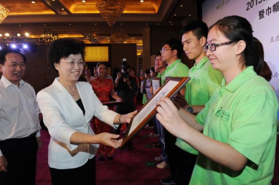 全国妇联副主席、书记处第一书记宋秀岩为青年环保志愿者颁发“青年环境友好使者荣誉证书”