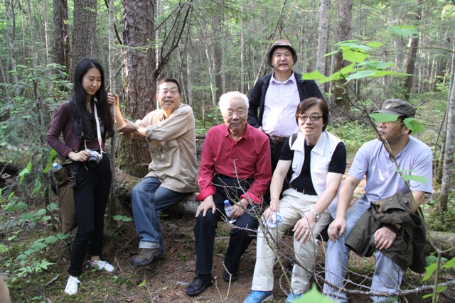 与会人员踏访胡冬林深入生活的山林时小憩（左起王小王、胡冬林、张守仁、张顺富、王松、高伟）-2