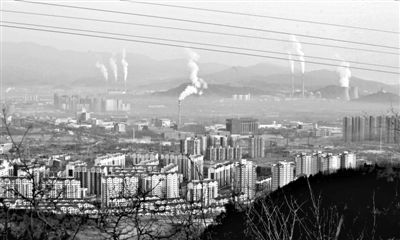 2012年12月9日，北京天气阴沉，西五环的烟囱在不停地冒着白烟。图/CFP