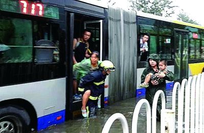 �ϵض�·�Ͽ�һ��717·����������������Ա���˿ͽ�ȵ���ȫ����