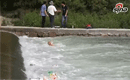 实拍太原一男子跳入水中救人 双双身亡