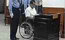 王立军坐轮椅出庭