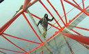 :俄男子爬上海中心吊顶