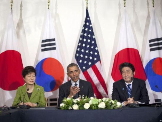 2014年3月 日美韩三国首脑会谈，韩国总统朴槿惠拒绝与日本首相安倍晋三握手，同时也不回应安倍首相特地用韩语的问候。
