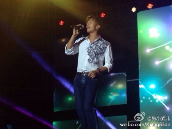 新闻早点:偷拍者揭锋菲细节称比文章难拍