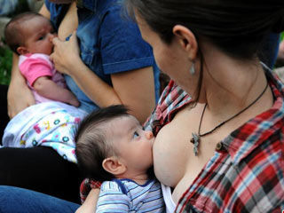巴拉圭妈妈快闪争取公共场合哺乳权