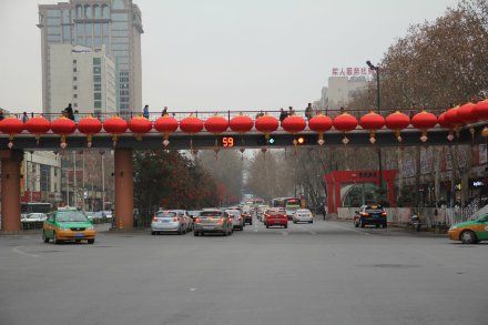 西安交警在十字路口实拍照片 西安交警在十字路口实拍照片