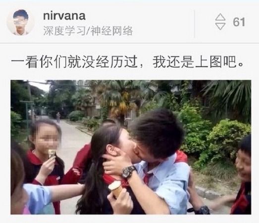 接吻时女生的手在干什么?