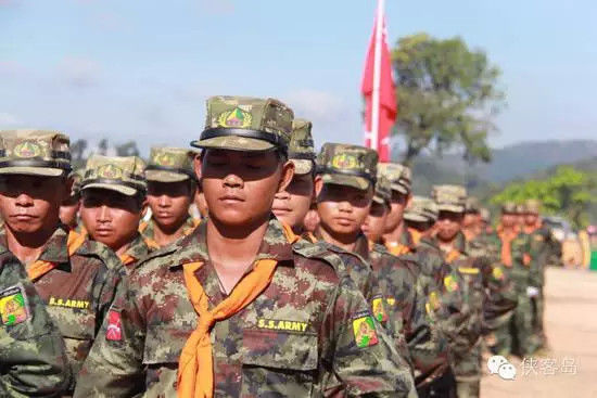 图为南掸邦军在营地举行阅兵式 诸葛大鱼摄