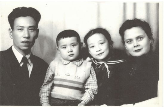 刘允斌(左一)和妻子玛拉(右一)一家四口的合影