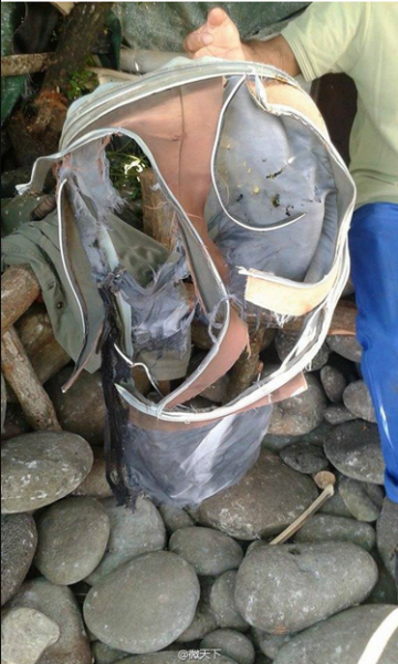 此前在留尼汪岛上发现的破旧行李箱