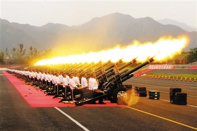 阅兵礼炮部队在京郊某训练基地进行实弹鸣放演练。礼炮练