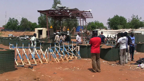 营区内部分集装箱住房在袭击中损毁