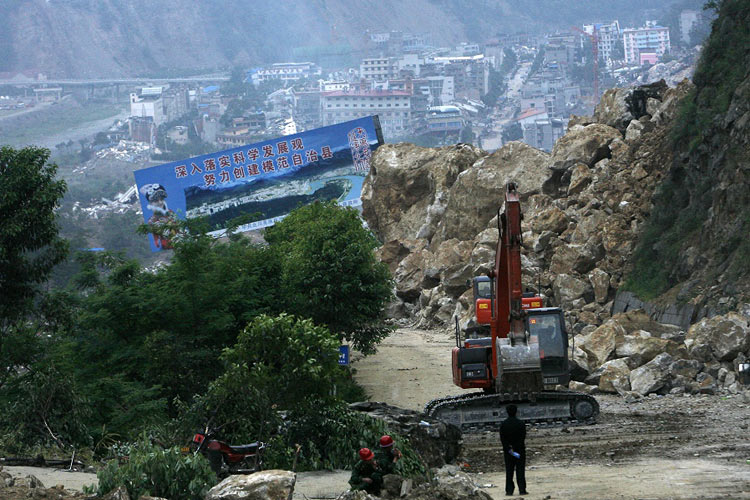 图文北川县城外的道路遭山体滑坡严重破坏