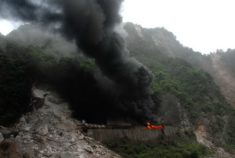 图文:宝成线109隧道被埋油罐车起火