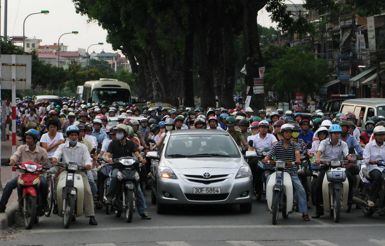 图文:越南河内下班时的摩托车大潮