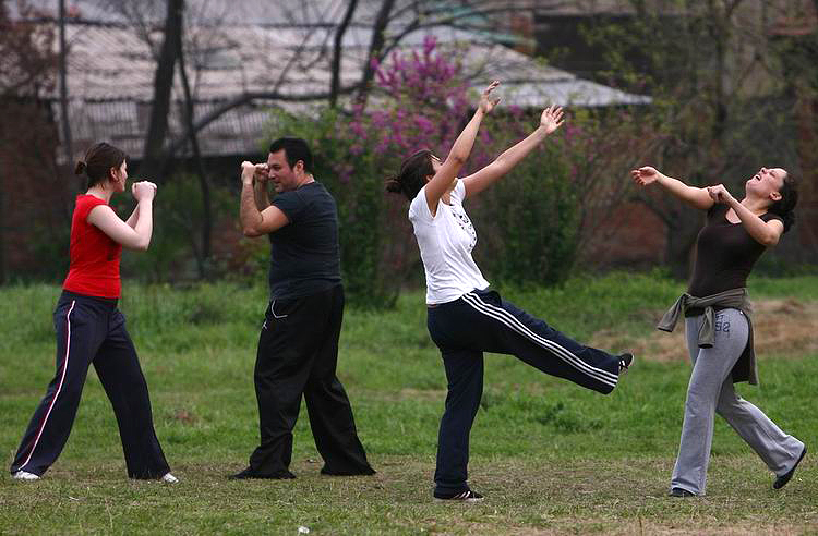 图文:四名留学生在草坪上练习擒拿术