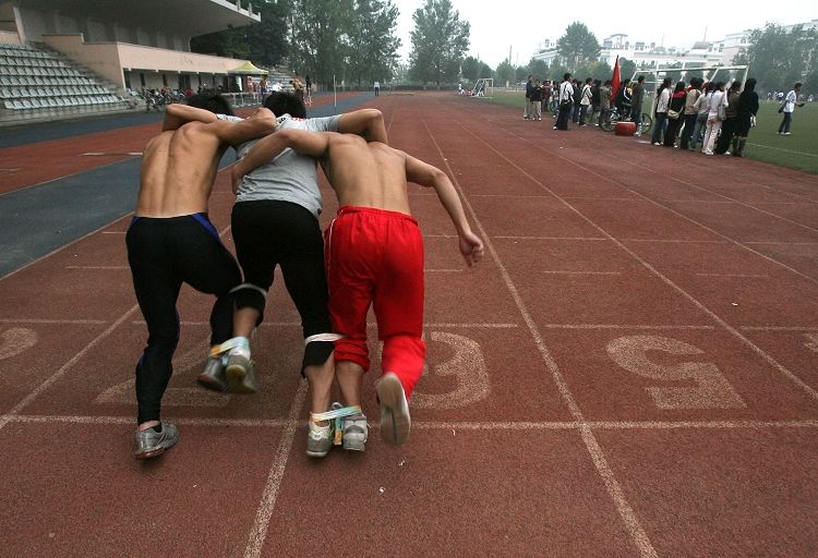 图文:华中科技大学操场上正在体育训练的学生